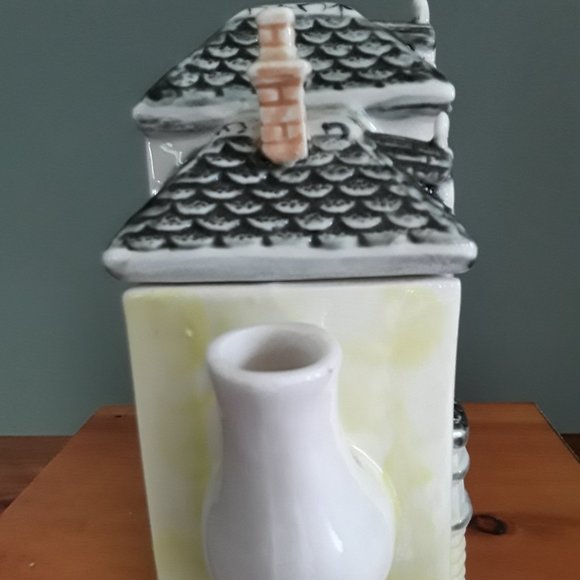 Medieval Style Townhouse Square Ceramic Teapot - Picture 4 of 6